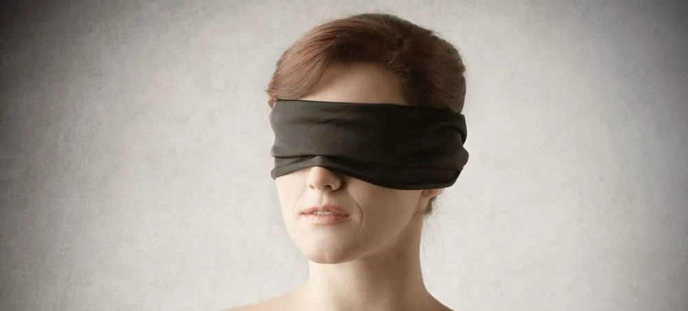 Bander les yeux de son partenaire pendant ses rapports sexuels